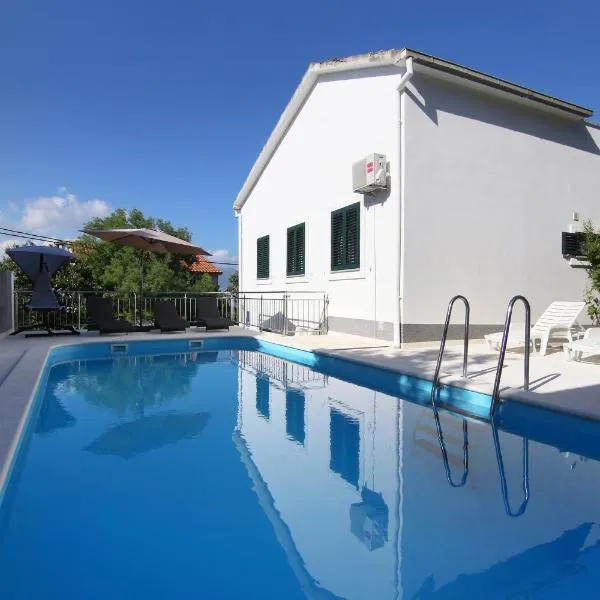 Luxury House with Pool, ξενοδοχείο στο Τρογκίρ