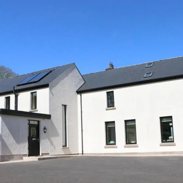 Emy Lakehouse - near Castle Leslie, Glaslough,位于莫纳汉的酒店