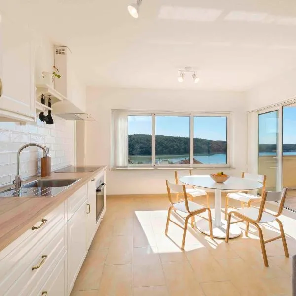 Sunset House, מלון בראב