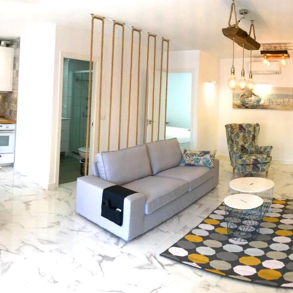 New central 2BR apartment 100m-to-beach free parking