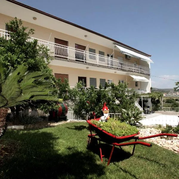 Apartment Carmen, hotel in Trogir