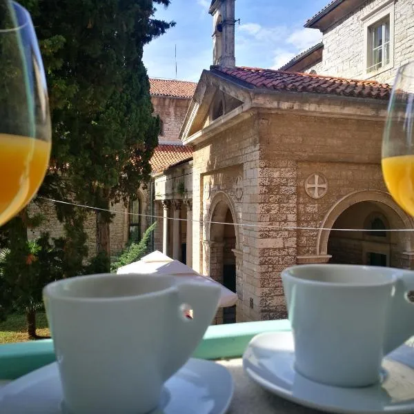 Candler's old town apartments, hotel di Pula