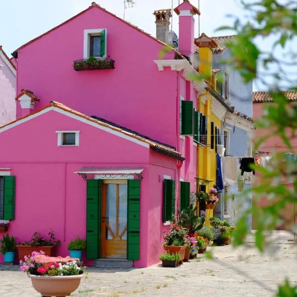 Night Galleria holiday home - bed & art in Burano - the pink house, hotel em Burano