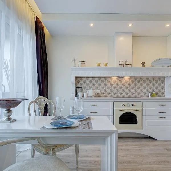 Bright apartment near Akropolis, hotel in Vilnius