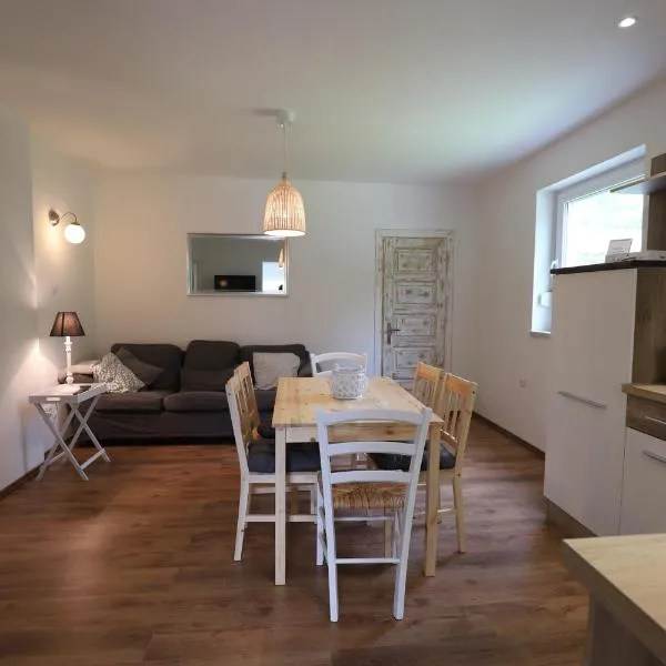 Adventure Cottage with pool and big garden, hotell sihtkohas Bled