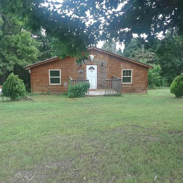 Cedar cabin located on a buffalo farm、Marshallのホテル