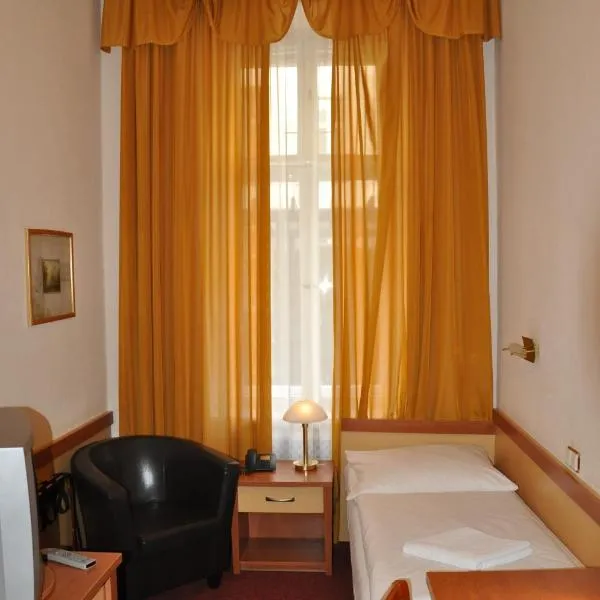 Hotel Pension Savoy am Kurdamm und Zoo, хотел в Берлин