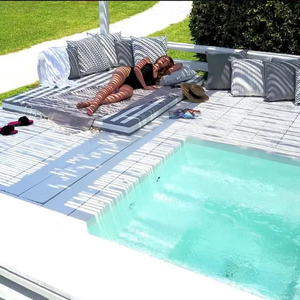 Ow Andros Luxury Suites, hotel v mestu Gavrion