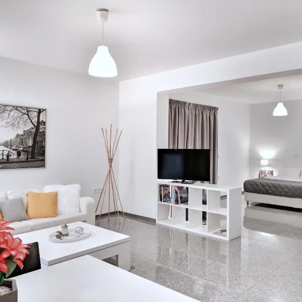 Budget Semi Basement by Verde Apartments, hotel en Athens
