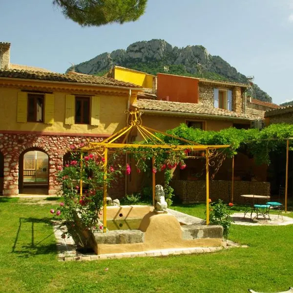 Les Arcades Le Lion D'or, Hotel in Buis-les-Baronnies
