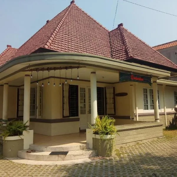 Doeloerkoe Homestay, Hotel in Solo