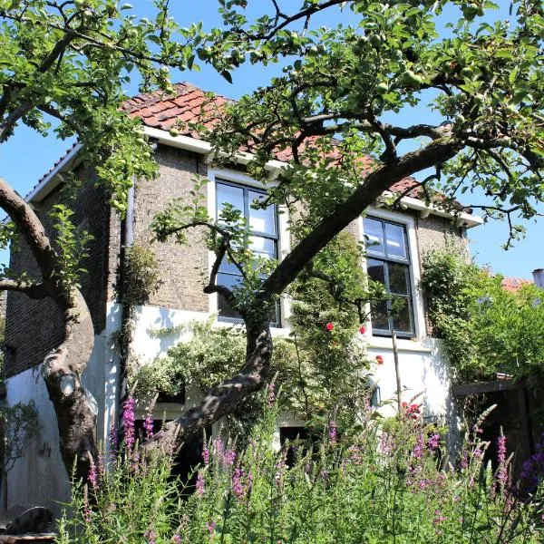 Apple Tree Cottage - charming home at beautiful canal in our idyllic garden, hotel in Gouda