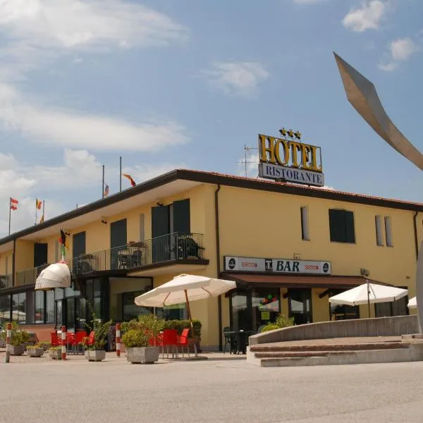 Hotel Gran Delta di ALBA-INVEST srl، فندق في روسولينا