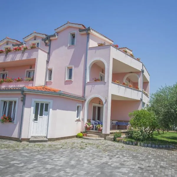 Guesthouse Helena, hotel in Kaštela