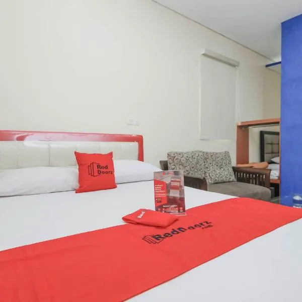 RedDoorz Plus @ Jalan Pemuda Jakarta, hotel v destinaci Jakarta
