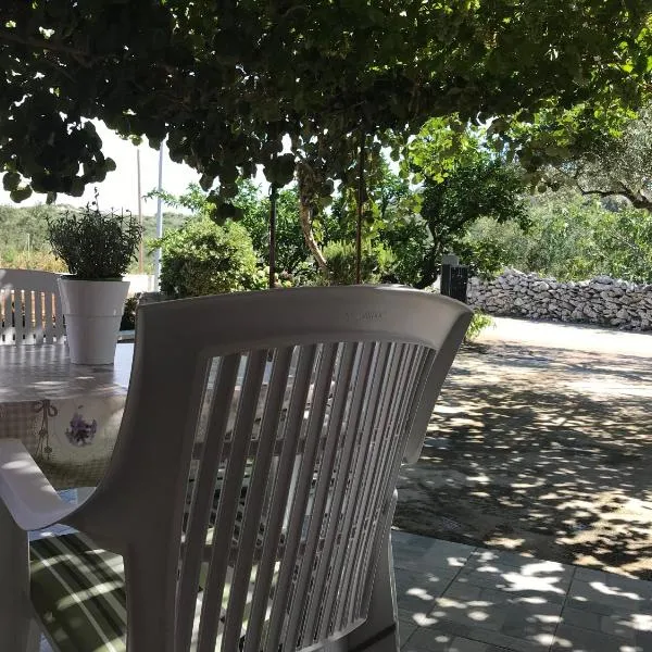 Apartman Mirjana with terrace and free parking, hotel a Okrug Donji