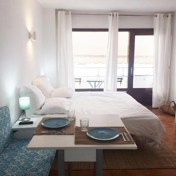 Apartamentos Albertos, hotel in Santa Eularia des Riu