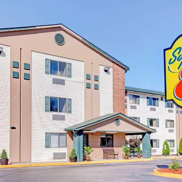 Super 8 by Wyndham Louisville Airport, hotel em Louisville
