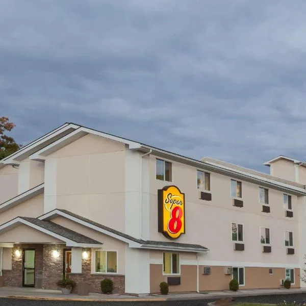 Super 8 by Wyndham Latham - Albany Airport, khách sạn ở Latham