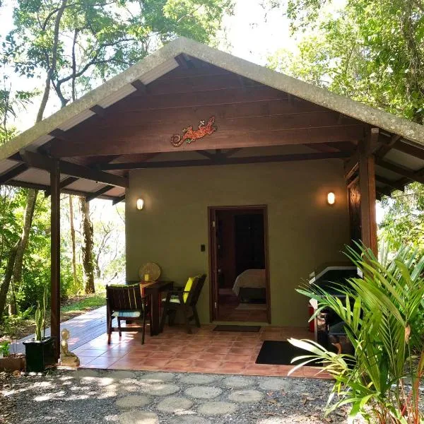 Gunnadoo Holiday Hut with Ocean Views and Jacuzzi, hôtel à Miallo