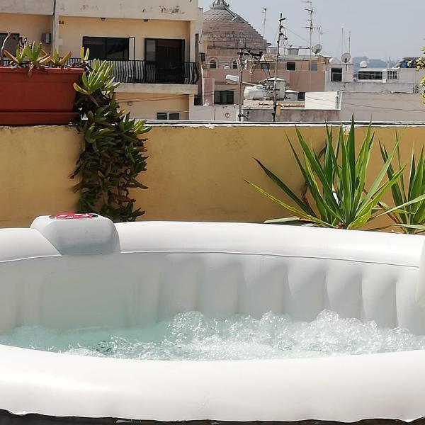 Studio apartment with private terrace, Jacuzzi & views