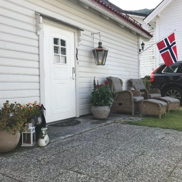 Koselig Landsbyhus i Nordfjord, hotel in Nordfjordeid