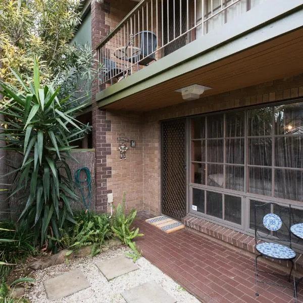 Glenelg North " Home Away From Home", hotel in Adelaide