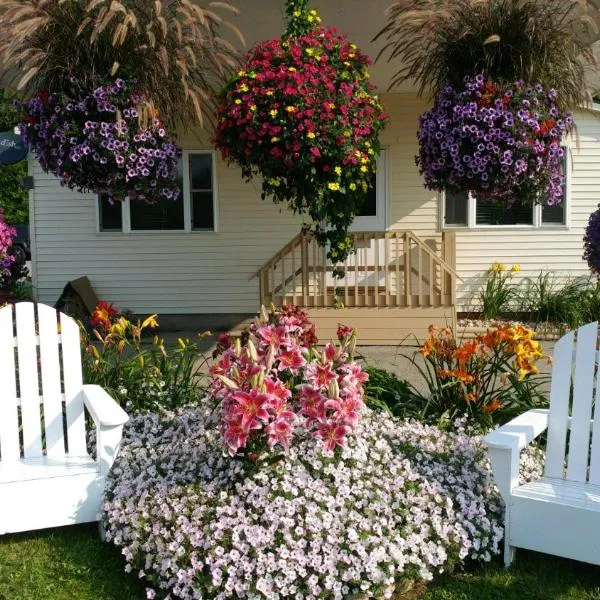 Sunset Motel at Armand's Gardens, hotel in Saint Ignace