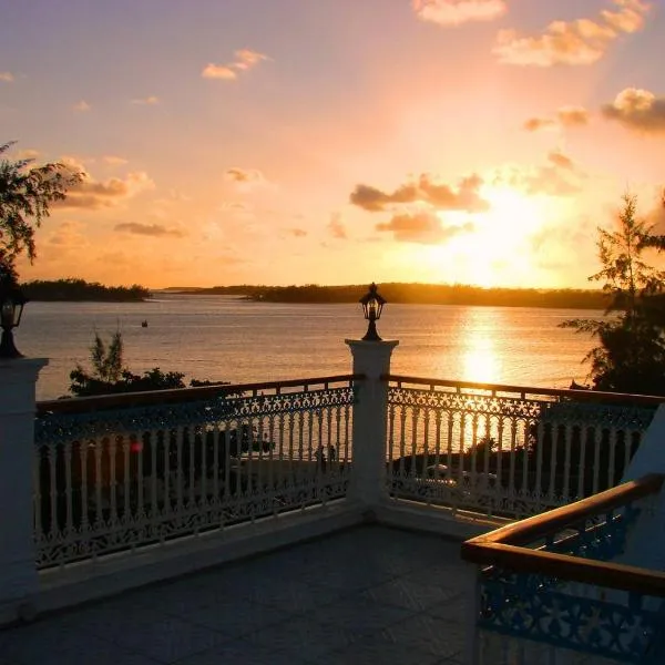 Villa Bella Charming Beachfront Guesthouse, hotel in Blue Bay