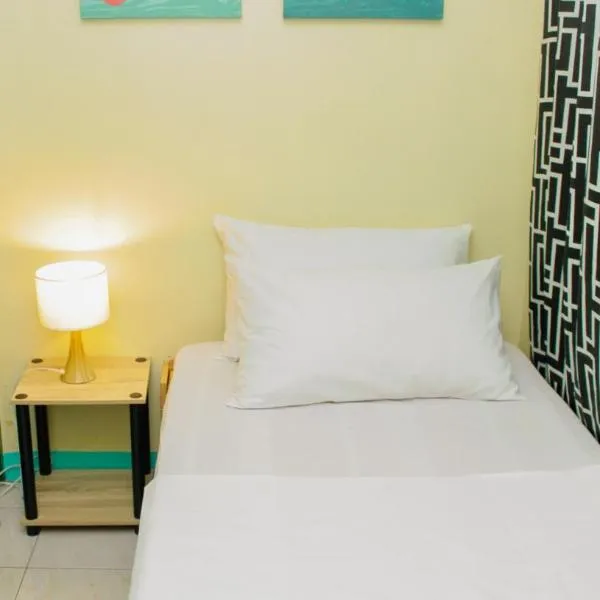 Nomads MNL Backpackers Homestay - near Airport, hôtel à Manille