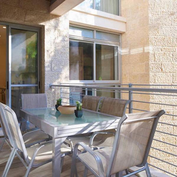 Chic & Quiet Apartments in City Center by FeelHome