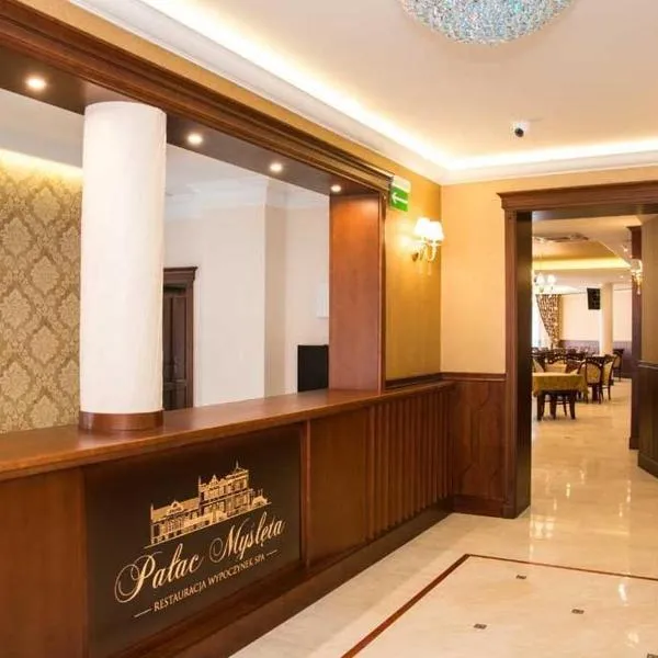 Pałac Myślęta, hotel u gradu 'Uzdowo'
