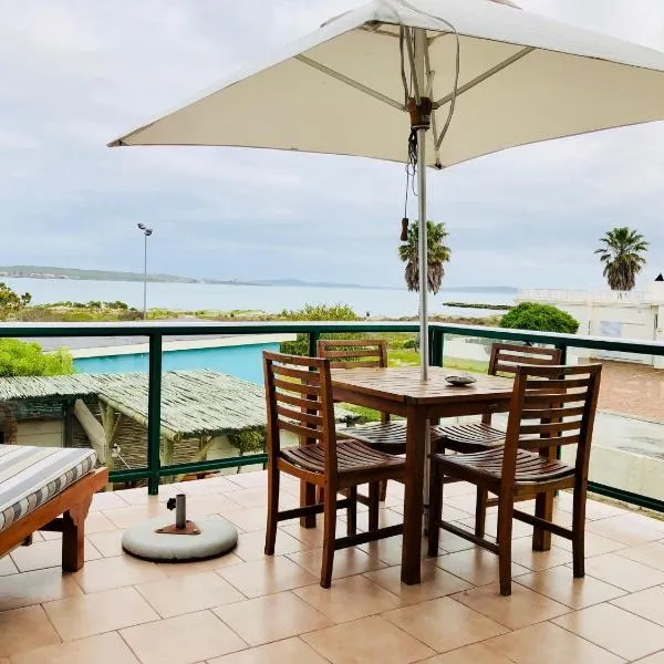 Sandra's Guest House, hotel v destinaci Langebaan