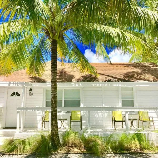 Grove Bay Bungalow - 2/2 Gated Cottage-Walk to Bay, Hotel in Miami