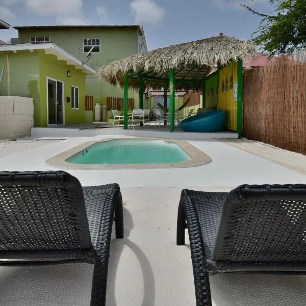 Pista Q hostel and apartments, hotel in Oranjestad