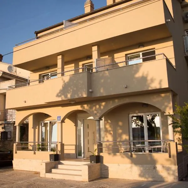 Apartments and Rooms Lux, ξενοδοχείο σε Senj