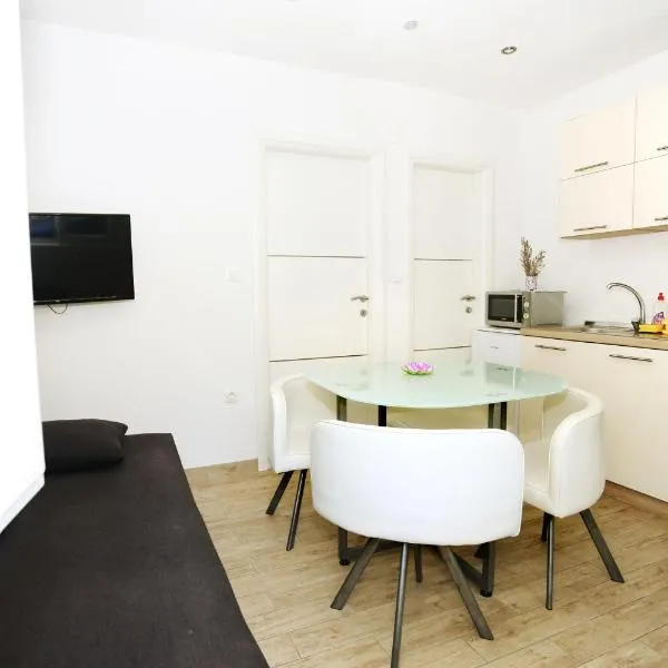 Apartments Dora, Hotel in Trogir