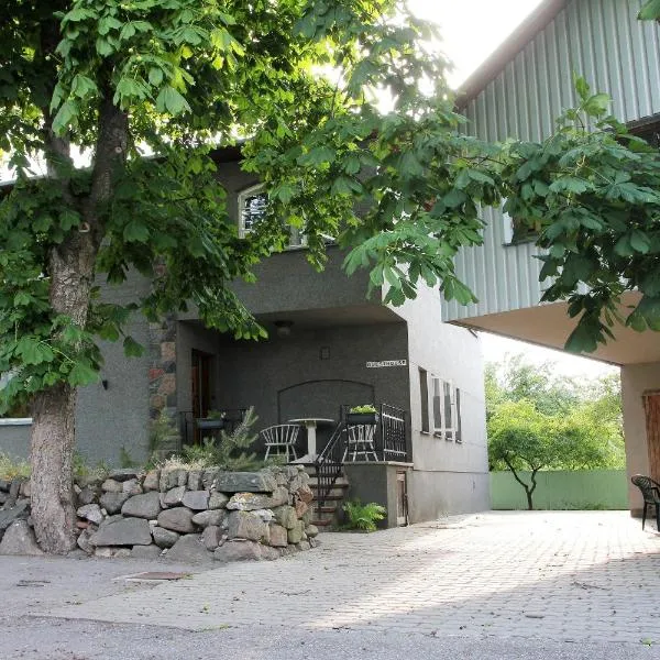 Kraavi Guest Hostel, hotel in Kuressaare
