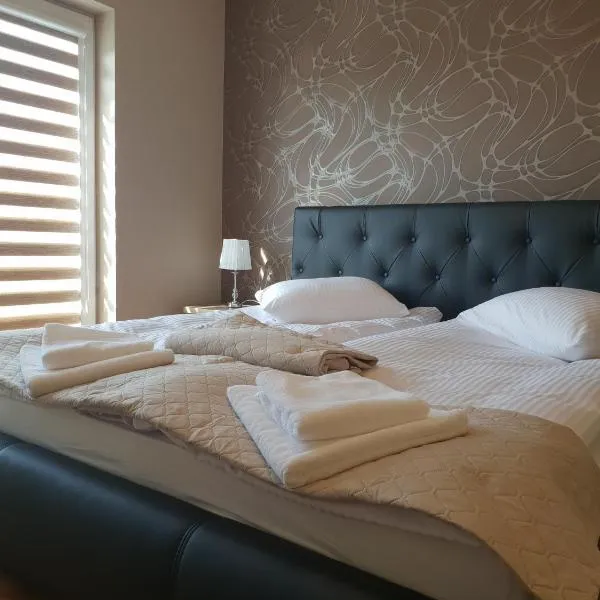 Hotel Pod Strzechą: Kielce şehrinde bir otel