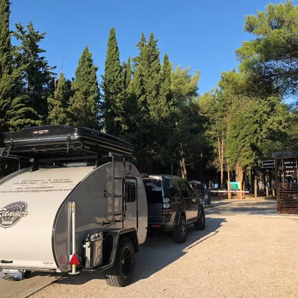 Camping Vransko jezero - Crkvine, hotel in Pakoštane