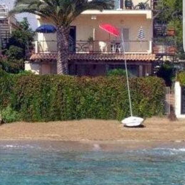 Casa la conchiglia sulla spiaggia