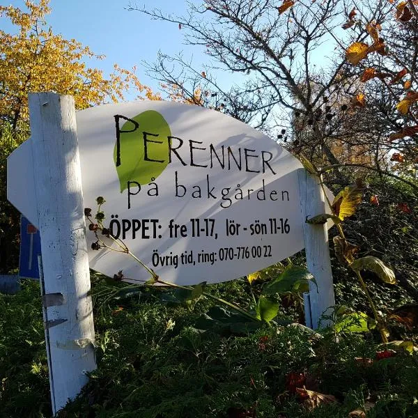 Perenner på bakgården, hôtel à Motala