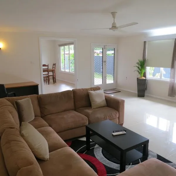 Edge Hill Clean & Green Cairns, 7 Minutes from the Airport, 7 Minutes to Cairns CBD & Reef Fleet Terminal, hotel in Cairns