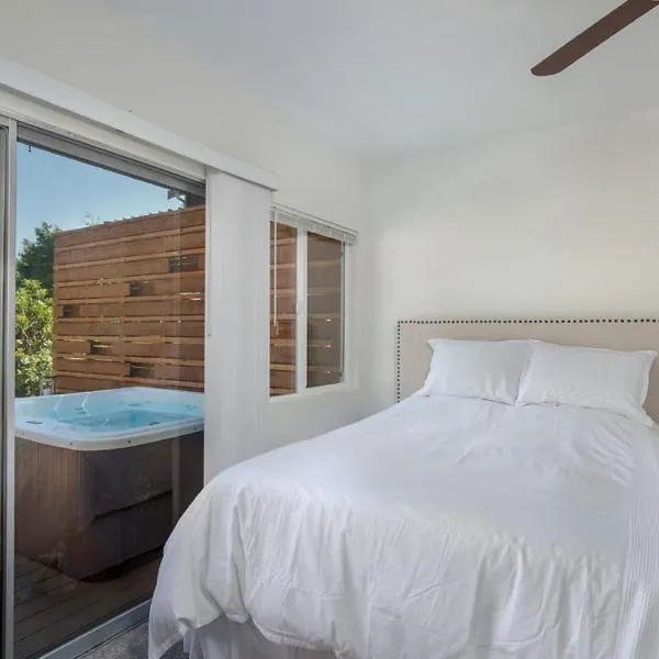 Mother in Law Suite with Private Hot Tub--Downtown, hotel a North Bend