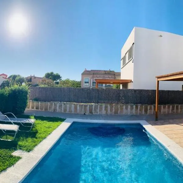 Villa Lauvic, hotel em Cala'n Bosch