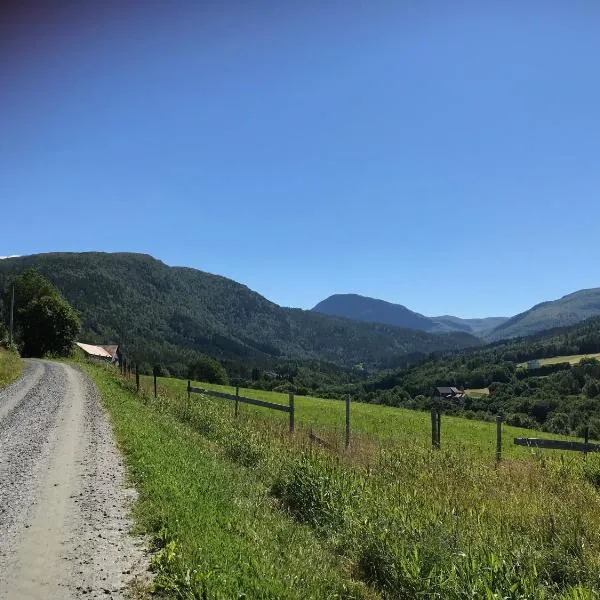 Landlig idyll med fjordutsikt, Hotel in Valsøybotn