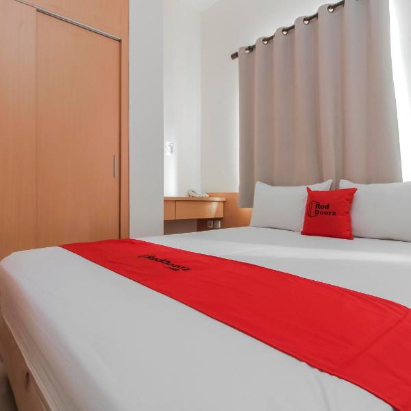 RedDoorz Plus near Galaxy Bekasi