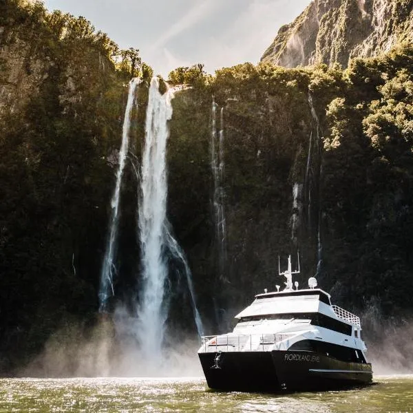 Milford Sound Overnight Cruise - Fiordland Discovery, hotel em Milford Sound
