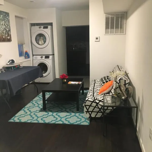 Cozy Rowhouse Next JHH, hotel in Baltimore