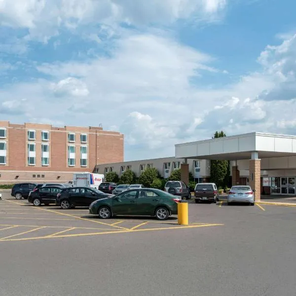 Clarion Hotel & Suites, hotel v destinaci Brandon